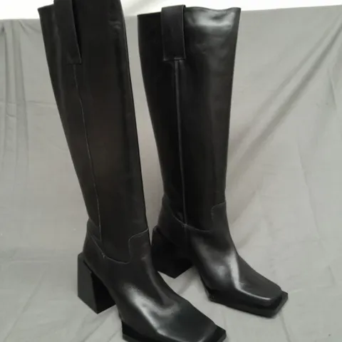 BOXED PAIR OF TOPSHOP KNEE HIGH BLOCK HEEL BOOTS IN BLACK SIZE 39