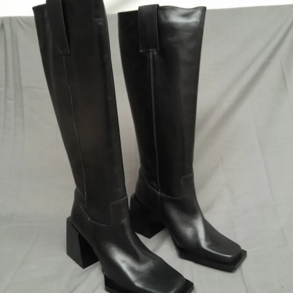 BOXED PAIR OF TOPSHOP KNEE HIGH BLOCK HEEL BOOTS IN BLACK SIZE 39