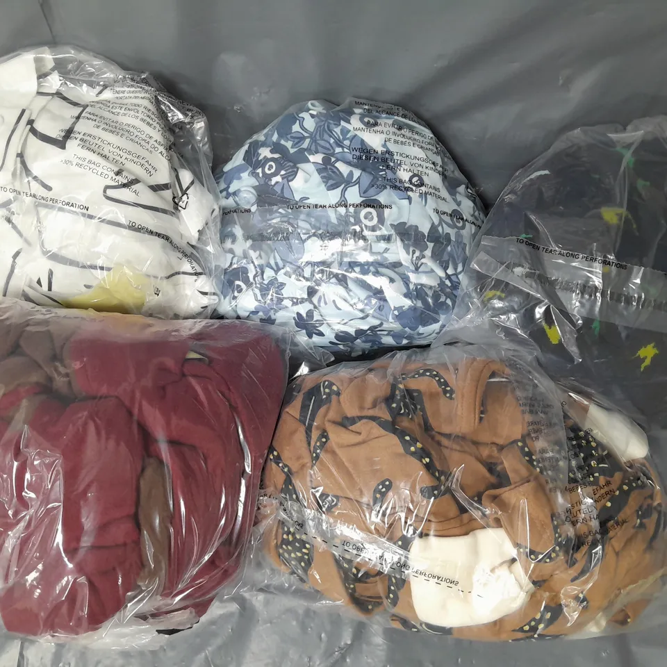 BOX OF APPROXIMATELY 15 ASSORTED CLOTHING AND FASHION ITEMS IN VARIOUS STYLES, SIZES, AND COLOURS - COLLECTION ONLY