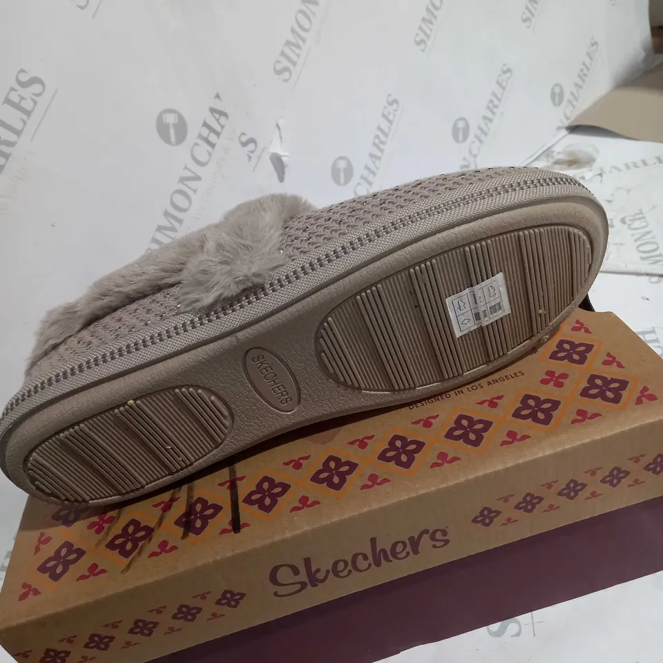 BOXED PAIR OF SKECHERS COZY SLIPPERS IN TAUPE SIZE 6
