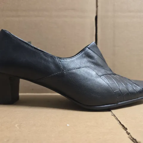 BOXED PAIR OF K CLOSED TOE BLOCK HEEL SHOES IN BLACK SIZE 6