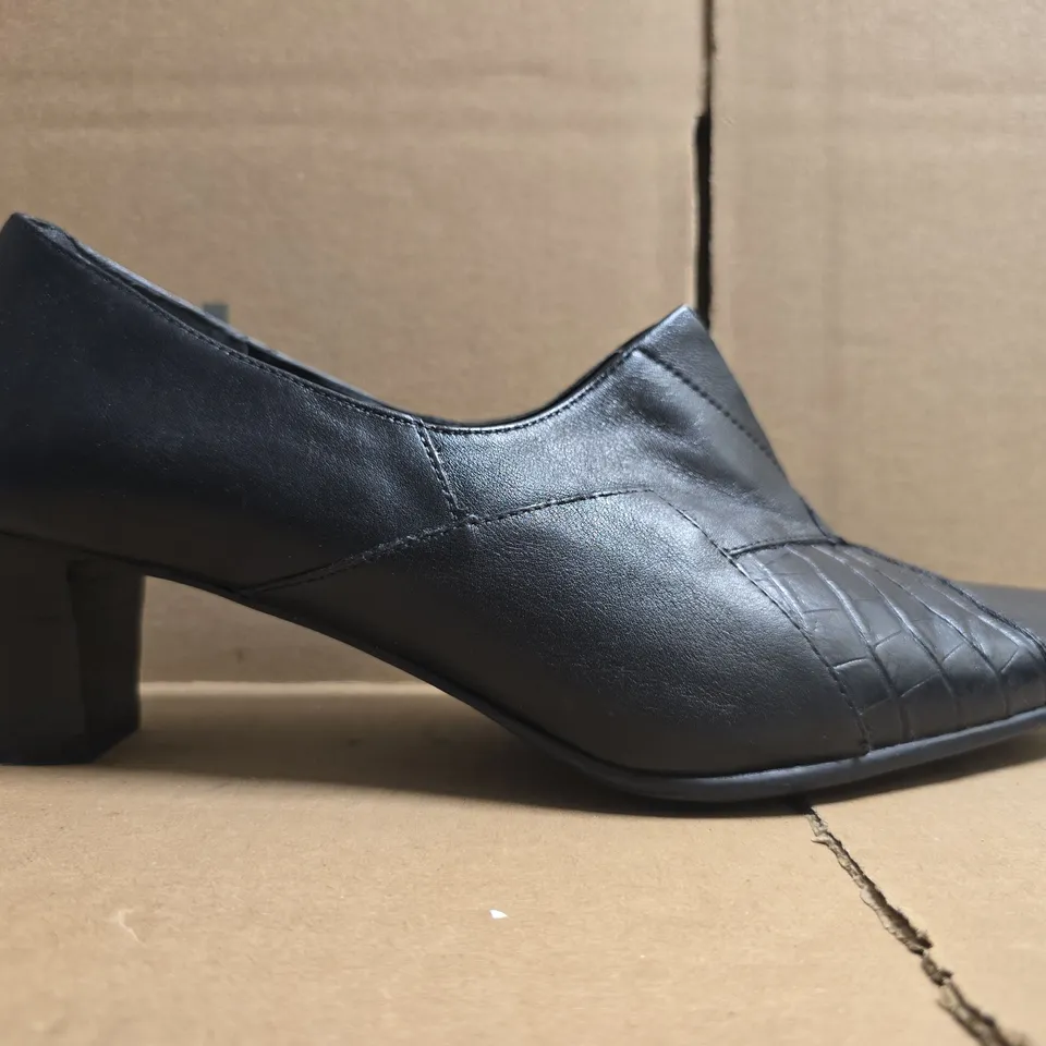 BOXED PAIR OF K CLOSED TOE BLOCK HEEL SHOES IN BLACK SIZE 6