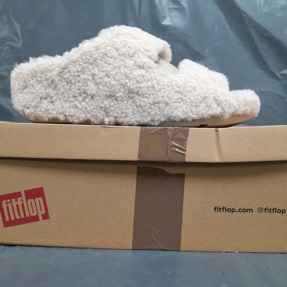 BOXED PAIR OF FITFLOP TWO-BAR CURLY WOOL SLIDERS IN IVORY SIZE UK 6.5