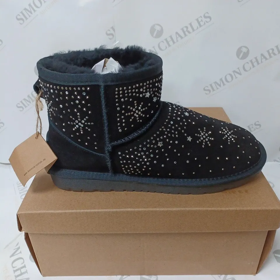 BOXED PAIR OF BONOVA SPARKLE SHEEPSKIN BOOTS BLACK SIZE 8