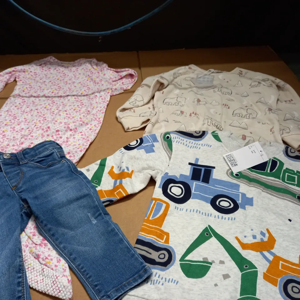 LOT OF APPROX 10 ASSORTED CHILDRENS CLOTHING ITEMS VARYING IN STYLE/SIZE/COLOUR TO INCLUDE: JUMPERS, TROUSERS AND BABYGROWS