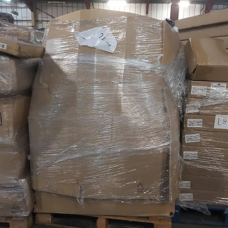 PALLET CONTAINING A VERY LARGE QUANTITY OF SHADE SAILS