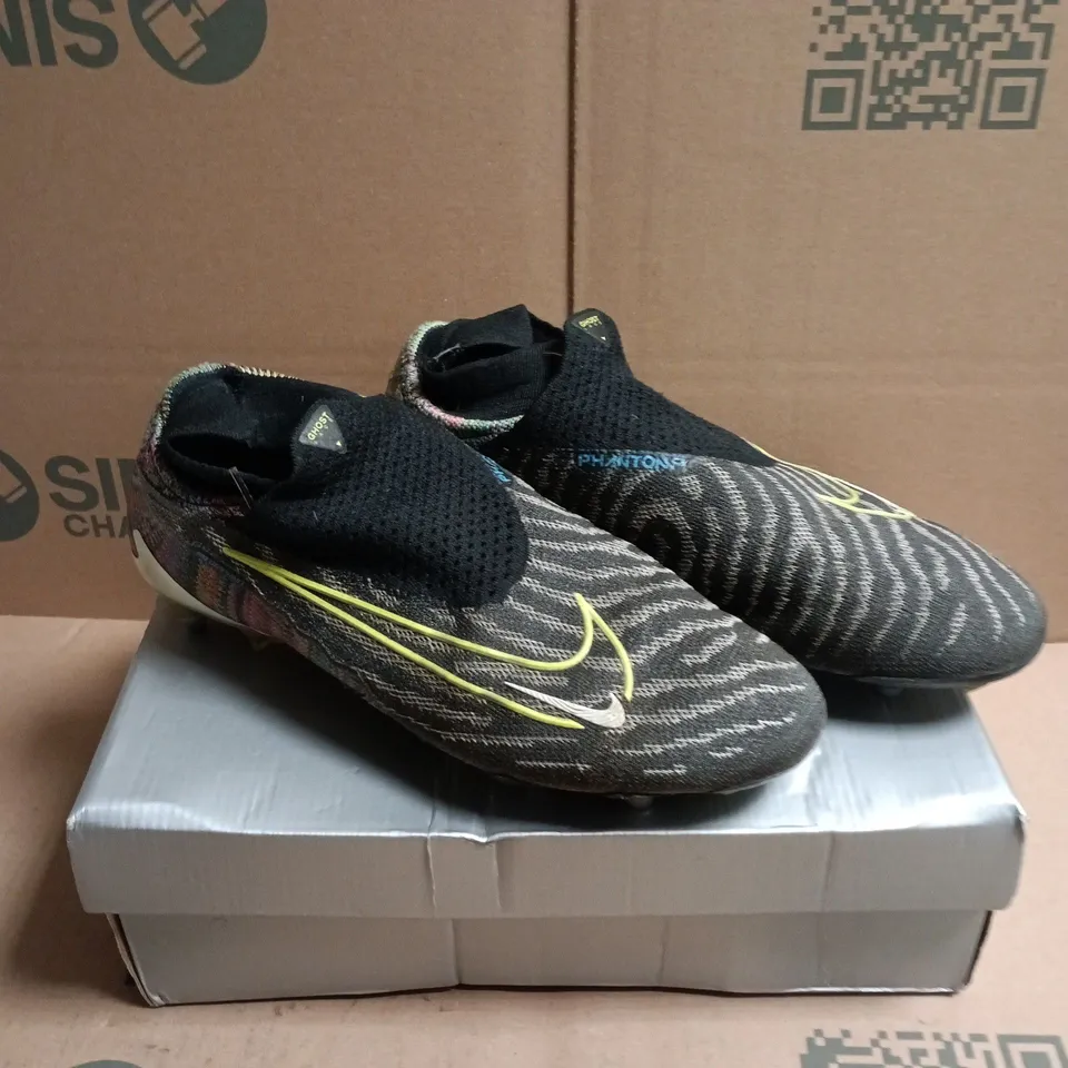 BOXED PAIR OF NIKE PHANTOM GX ELITE FOOTBALL BOOTS - 9.5