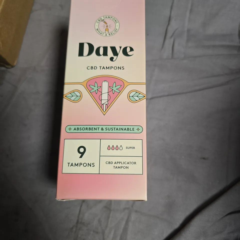 APPROXIMATELY 10 ASSORTED HEALTH & BEAUTY PRODUCTS INCLUDING MAKE UP MIRROR , EYESHADOW PALLET AND DAYE CBD TAMPONS 