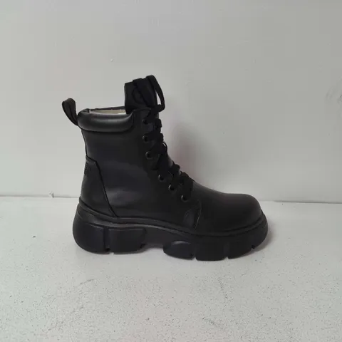 BOXED KILLSTAR DISCORDANT BOOTS IN BLACK - UK 8