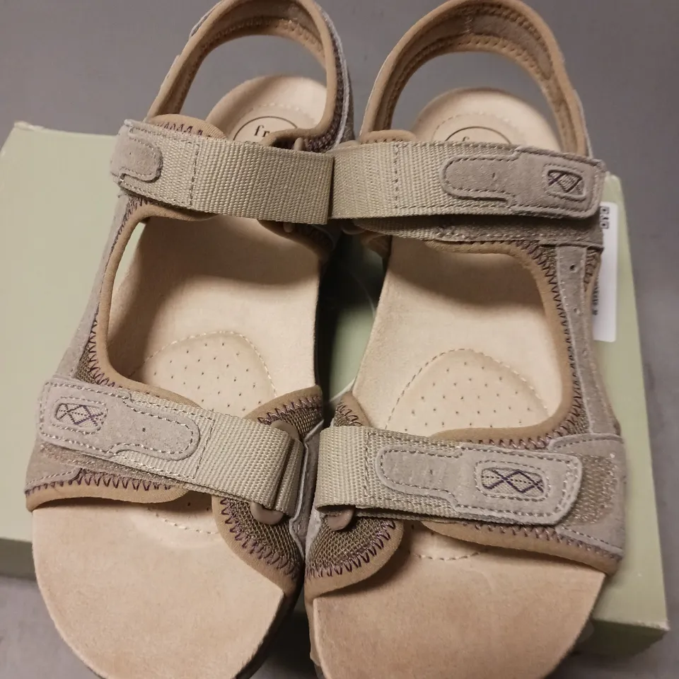 BOXED PAIR OF FREE SPIRIT SANDALS, KHAKI - UK SIZE 7