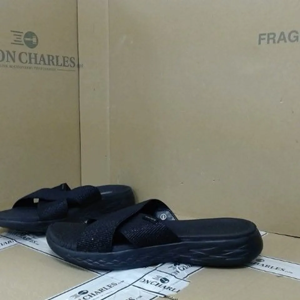 SKECHERS ON THE GO 600 STRETCH FIT CROSS BAND SLIDE SANDAL - UK SIZE 6, BLACK