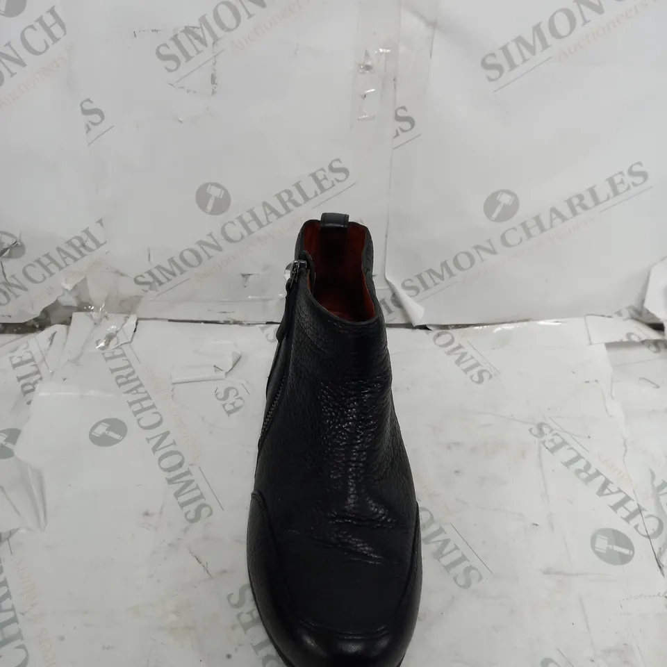 UNBOXED PAIR OF VIONIC LOIS BOOTS IN BLACK UK SIZE 6