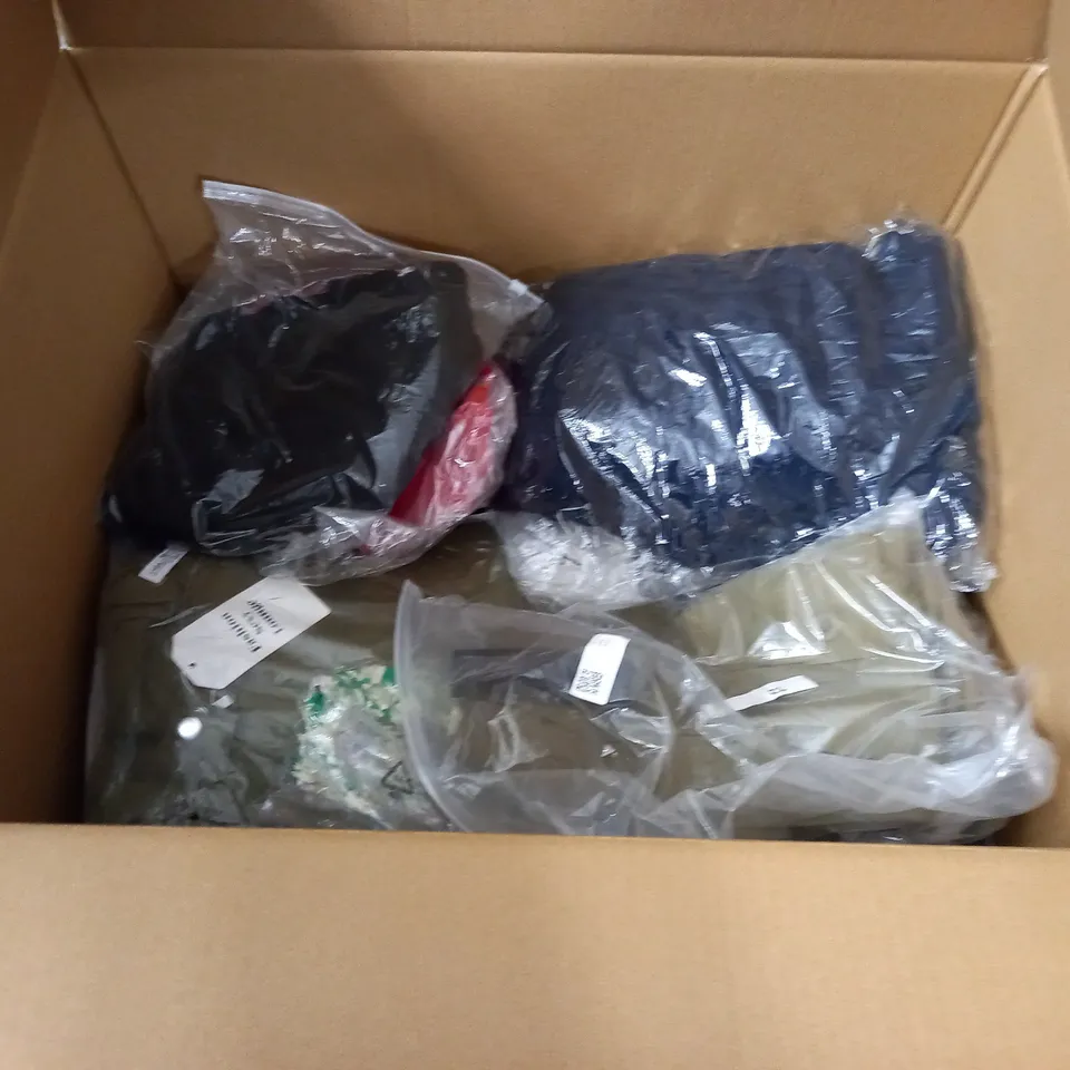 LARGE QUANTITY OF ASSORTED BAGGED CLOTHING ITEMS TO INCLUDE BRAVE SOUL, JACK JONES AND ROLAN