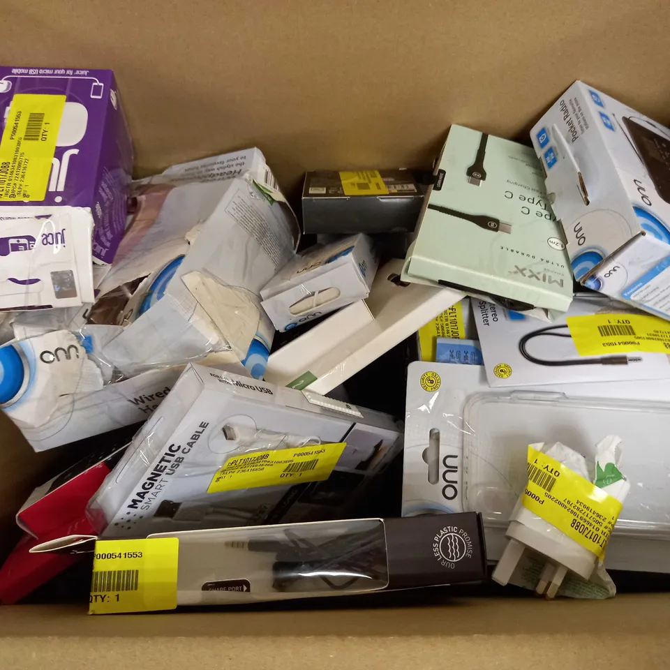 LOT OF APPROX. 20 ASSORTED ELECTRICALS INCLUDING HEADPHONES, CHARGERS, RADIO