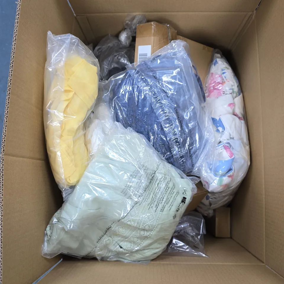 BOX OF APPROXIMATELY 15 ASSORTED ITEMS TO INCLUDE: HANDHELD RECHARGEABLE MISTING FAN