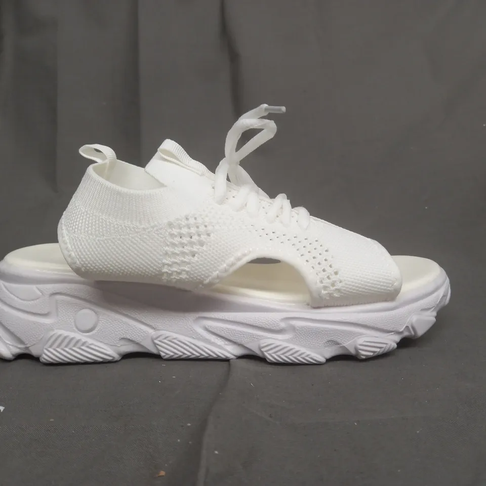 BOXED PAIR OF DESIGNER KNIT EFFECT SANDALS IN WHITE EU SIZE 41