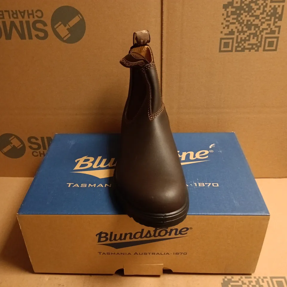 BOXED PAIR OF BLUNDSTONE 550 CHELSEA BOOTS IN WALNUT BROWN - 6