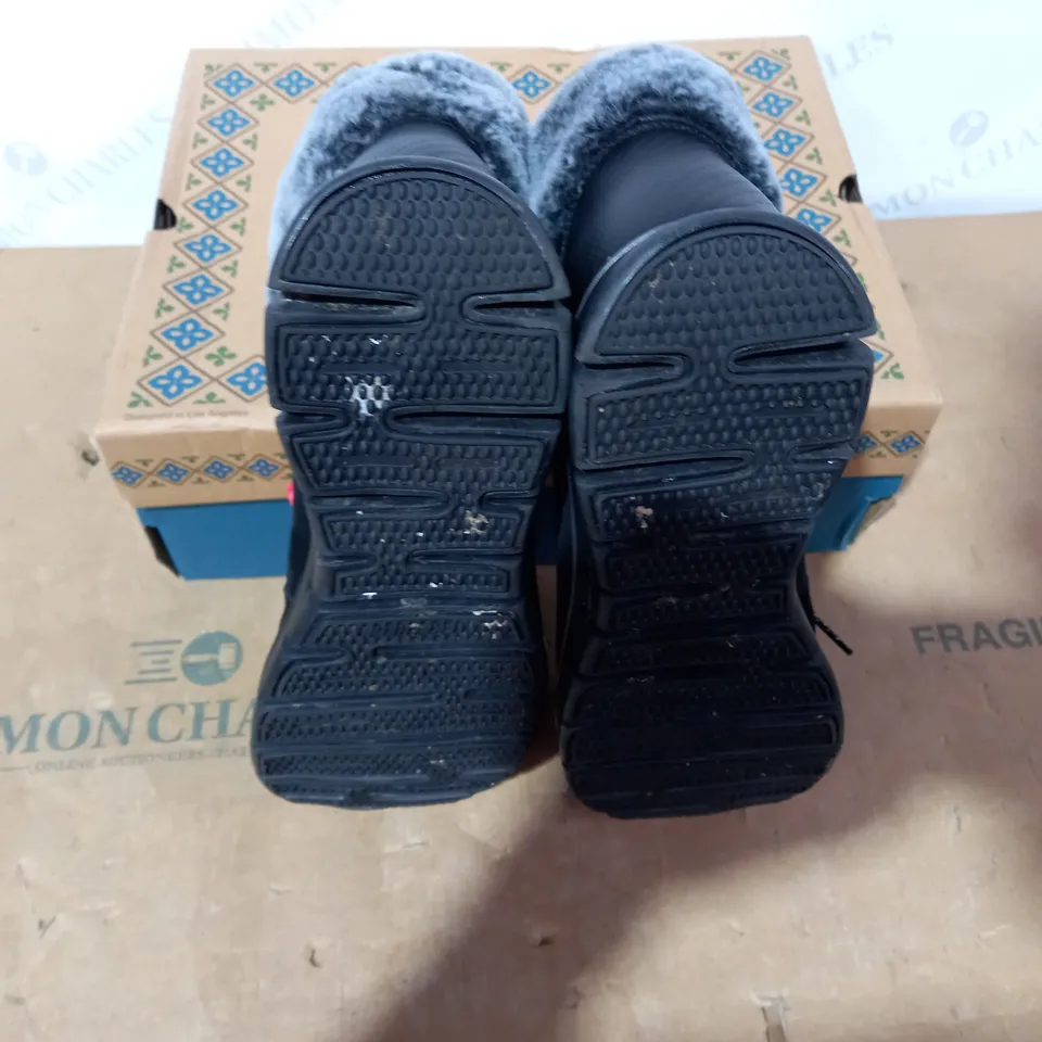 BOXED PAIR OF SKECHERS BLACK BOOTS- SIZE 7