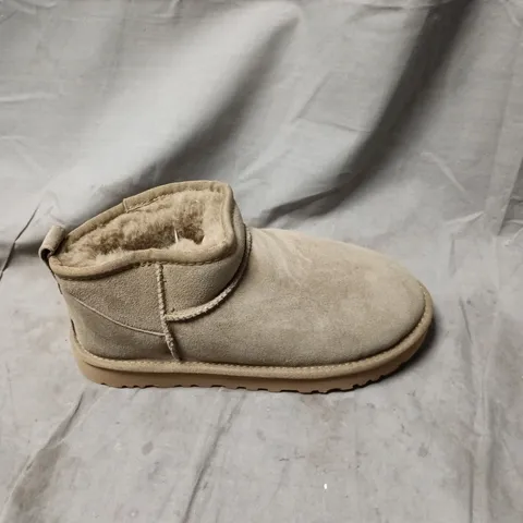 UGG BEIGE SUEDE CHILDREN'S ANKLE BOOTS WITH FAUX FUR LINING SIZE 6