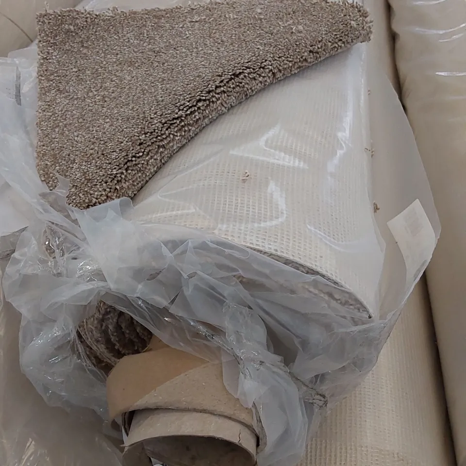 ROLL OF QUALITY HERITAGE EXQUISITE CARPET // SIZE: APPROX. 4 X 4.1m