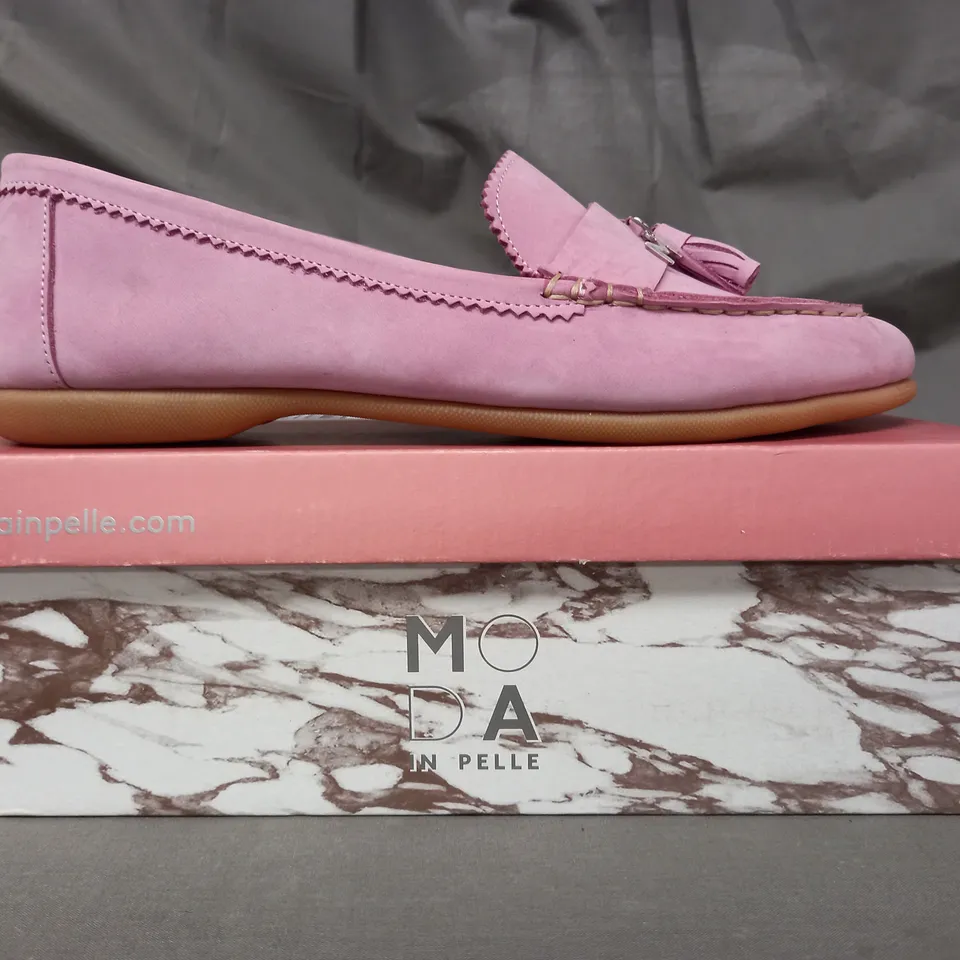 BOXED PAIR OF MODA IN PELLE ESTINA LOAFERS IN LILAC SIZE 7