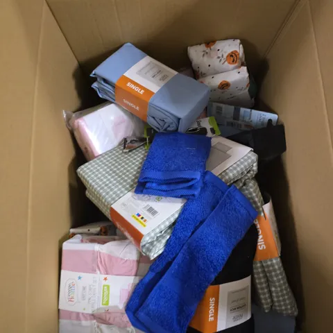LARGE BOX OF APPROXIMATELY 10 ASSORTED ITEMS TO INCLUDE FITTED SHEETS AND DUVET SETS