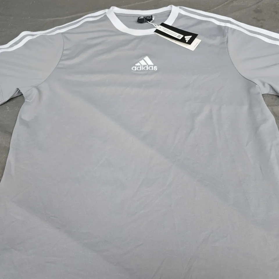 ADIDAD LOGO CASUAL TEE - SIZE XL