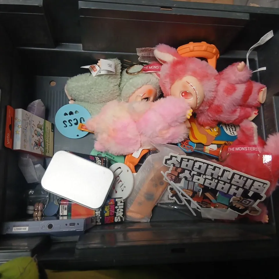 LARGE QUANTITY OF ASSORTED TOYS AND ACCESSORIES TO INCLUDE; SIMPSONS BEER MATS, NICE BERG, SOFT TOYS AND YOTO AUDIO CARDS
