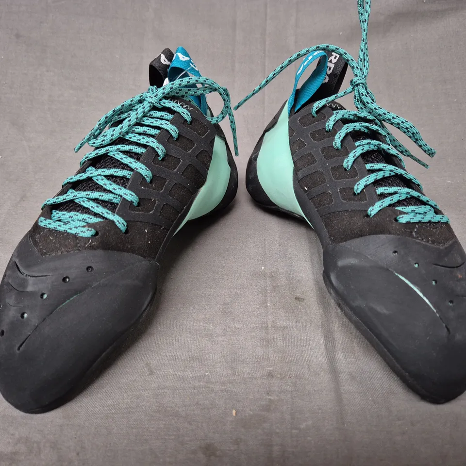 BOXED PAIR OF SCARPA WOMEN'S INSTINCT LACE SHOES IN BLACK/AQUA EU SIZE 40.5