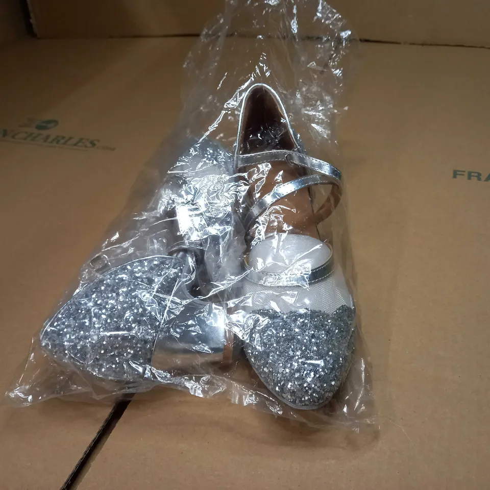 PAIR OF DESIGNER SILVER GLITTER SHOES - SIZE 4.5