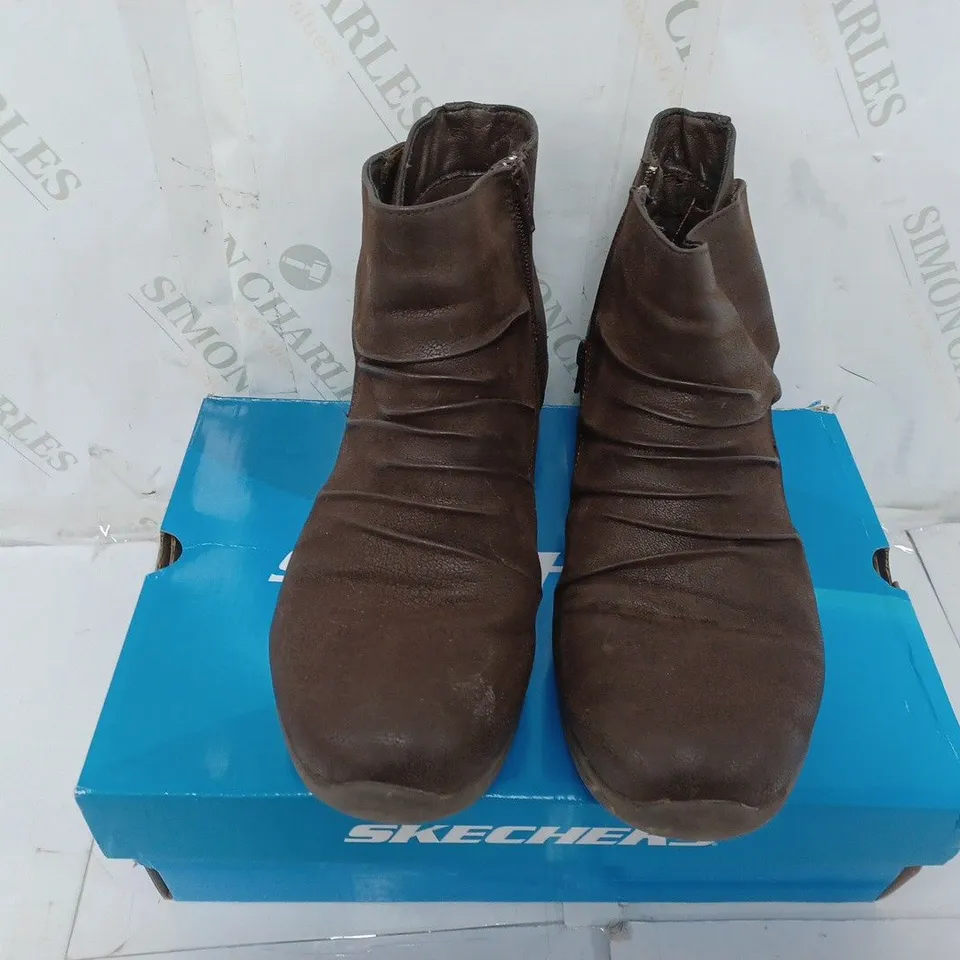BOXED PAIR OF SKECHERS BOOTS IN CHOCOLATE SIZE 6.5  