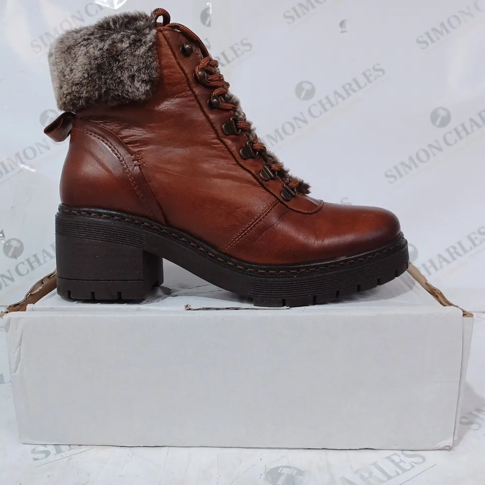 BOXED PAIR OF MODA IN PELLE HIKING BOOTS IN TAN SIZE 6