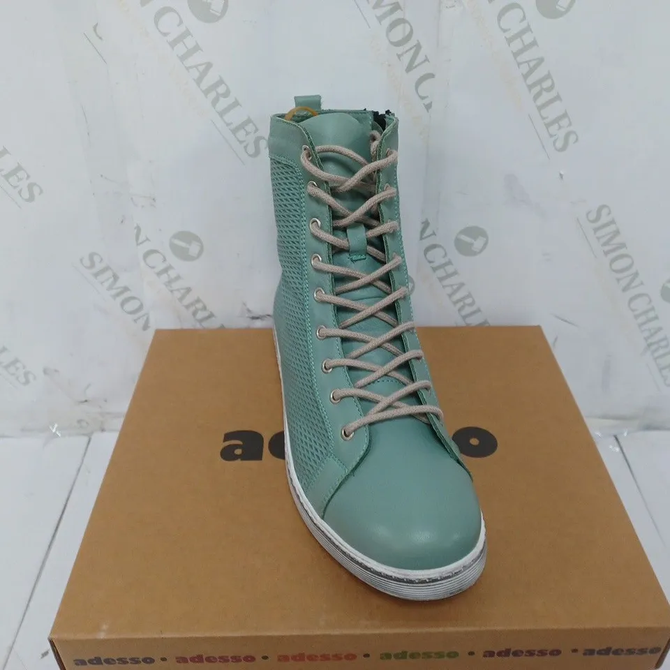 BOXED PAIR OF ADESSO BOOTS SIZE 7  