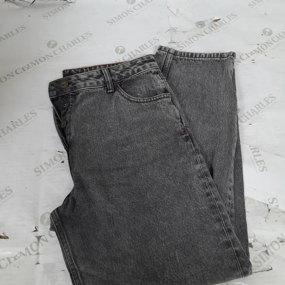 COLLUSION STRAIGHT LEG JEANS IN BLACK WASH SIZE 32W