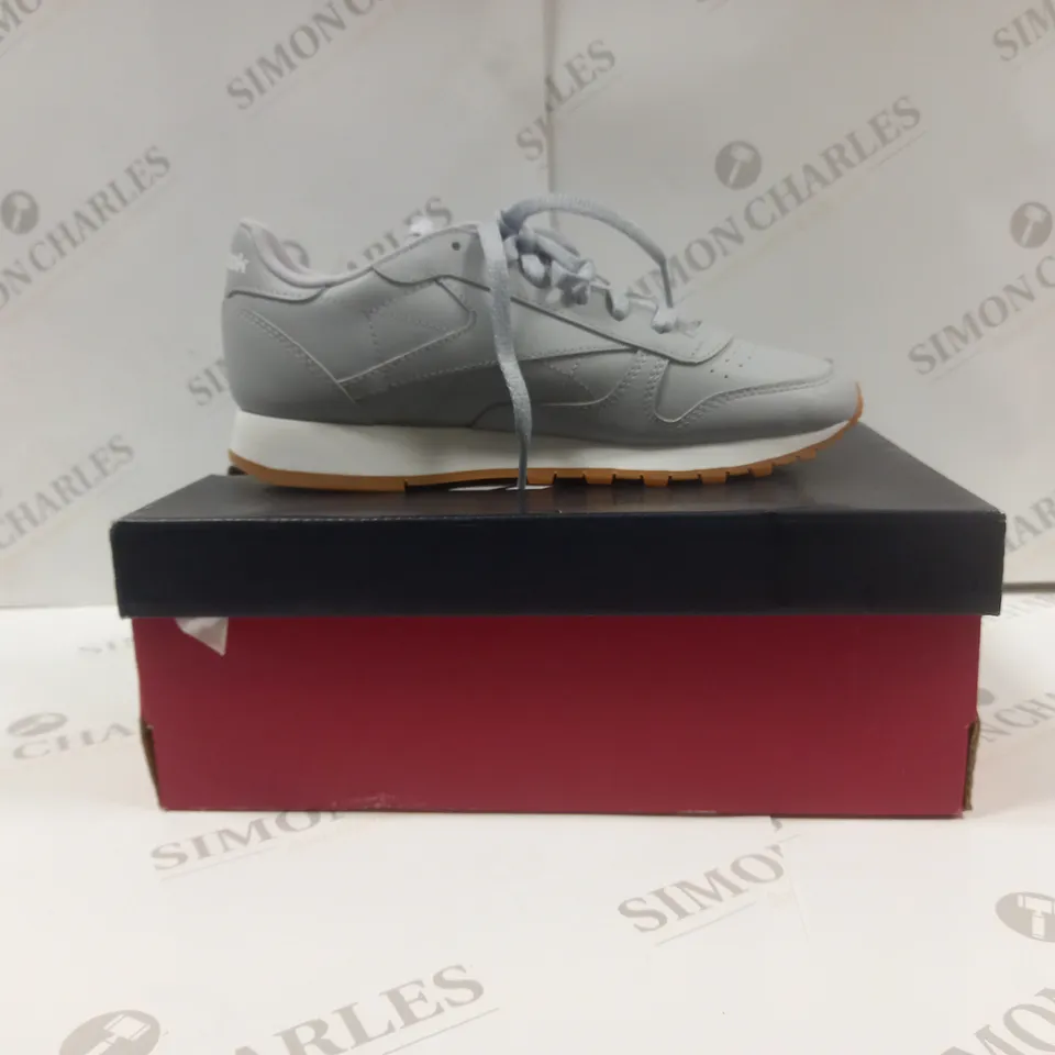 BOXED PAIR OF REEBOK CLASSIC LEATHER TRAINERS UK SIZE 6 