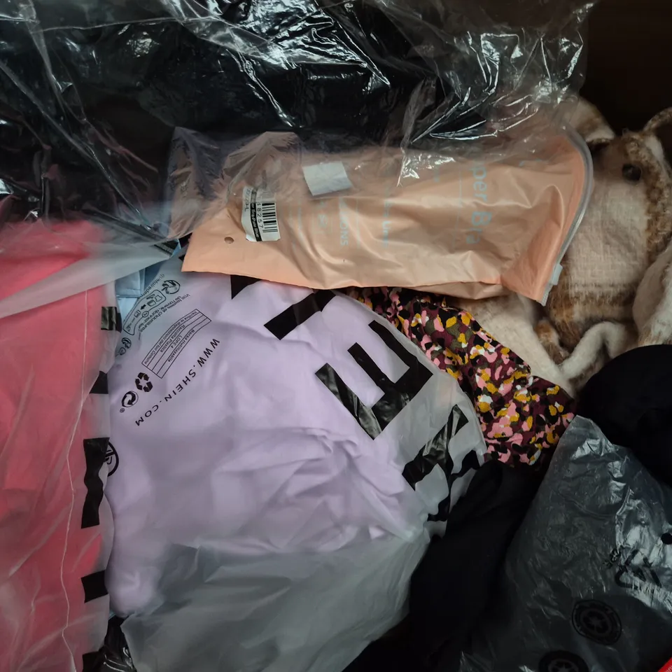 BOX OF APPROXIMATELY 20 ASSORTED CLOTHING AND FASHION ITEMS IN VARIOUS STYLES, SIZES, AND COLOURS - COLLECTION ONLY