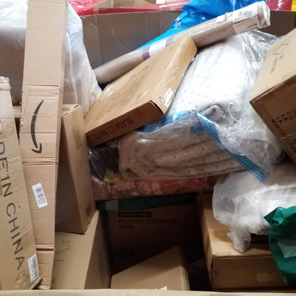 PALLET CONTAINING ASSORTED PRODUCTS INCLUDING 22L BACKPACK, ROTATING TRIANGLE SHELF, DEXI RUGS, LUGGAGE SET & PLASTIC STORAGE BINS
