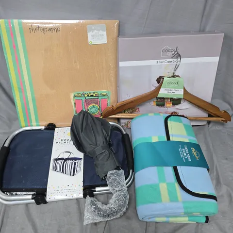 APPROXIMATELY 15 ASSORTED ITEMS TO INCLUDE TO INCLUDE COOLER PICNIC BASKET, 3 TIER CAKE STAND, PHOTO ALBUM, ETC - COLLECTION ONLY