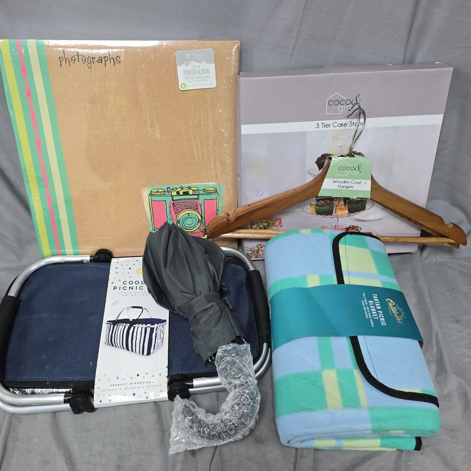 APPROXIMATELY 15 ASSORTED ITEMS TO INCLUDE TO INCLUDE COOLER PICNIC BASKET, 3 TIER CAKE STAND, PHOTO ALBUM, ETC - COLLECTION ONLY