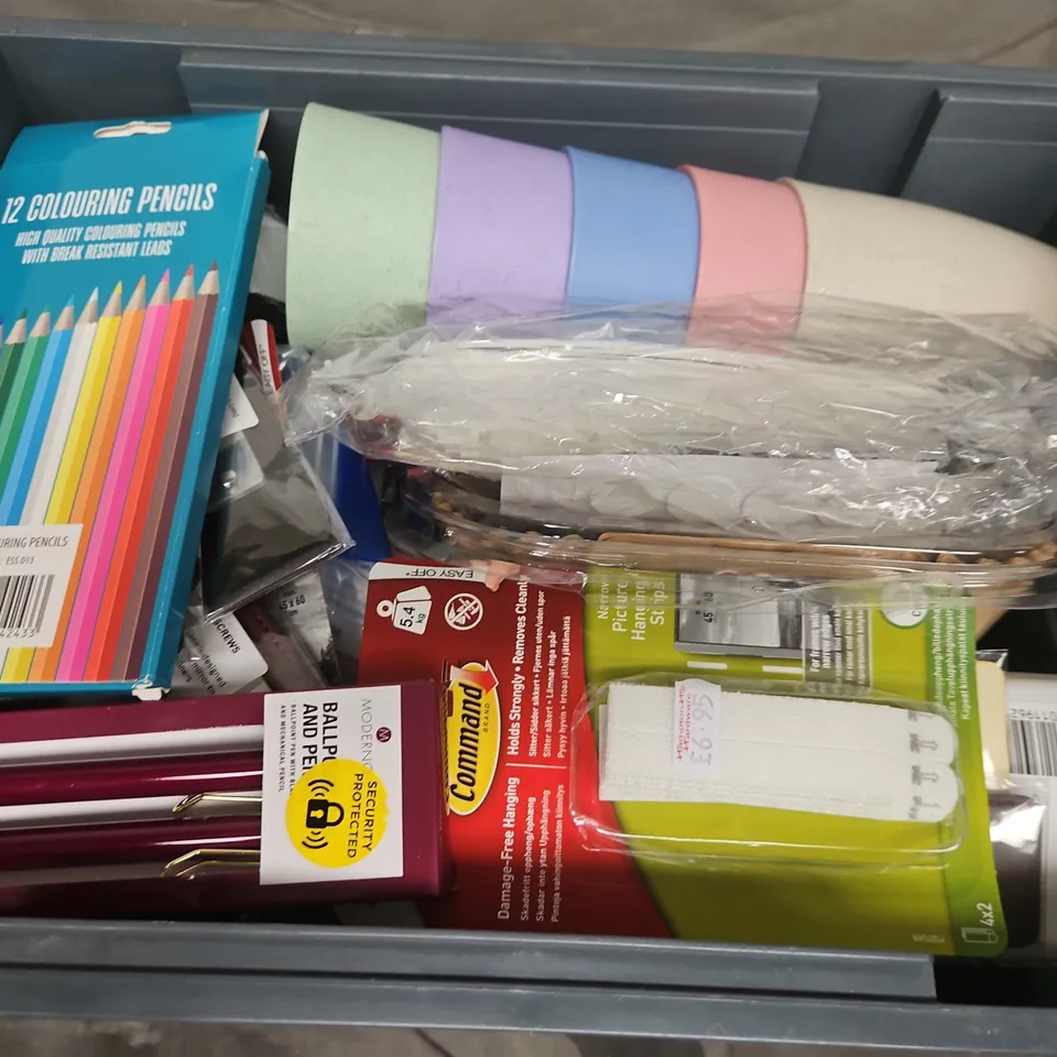 APPROXIMATELY 18 ASSORTED HOUSEHOLD ITEMS TO INCLUDE CUOS, CAUSTIC SODA, PEN & PENCIL, ETC