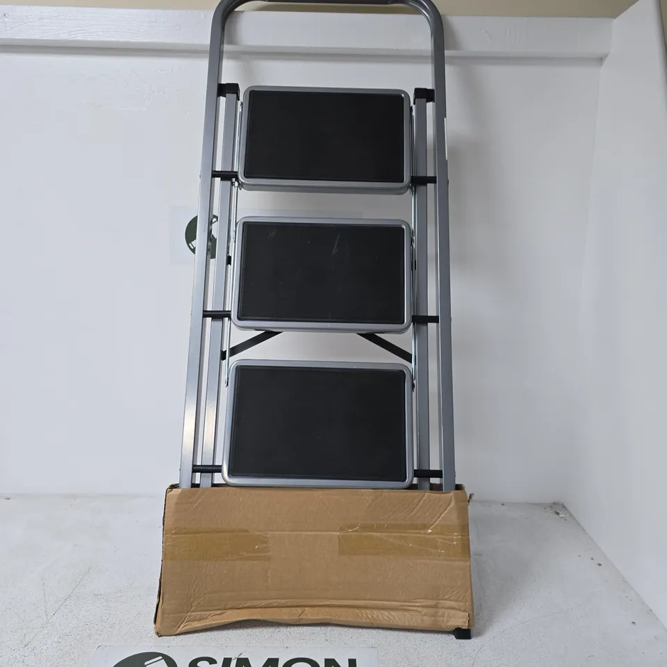 THREE-STEP FOLDING ALUMINIUM LADDER WITH HANDLE
