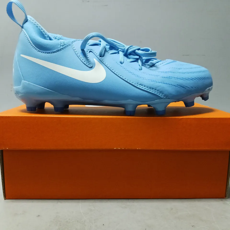 BOXED PAIR OF NIKE JR PHANTOM LUNA II FOOTBALL BOOTS IN BLUE/WHITE UK SIZE 1.5