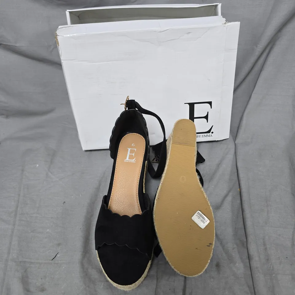 E. SHOES BY EMMA BLACK SCALLOPED ESPADRILLE WEDGE SANDALS – UK 6
