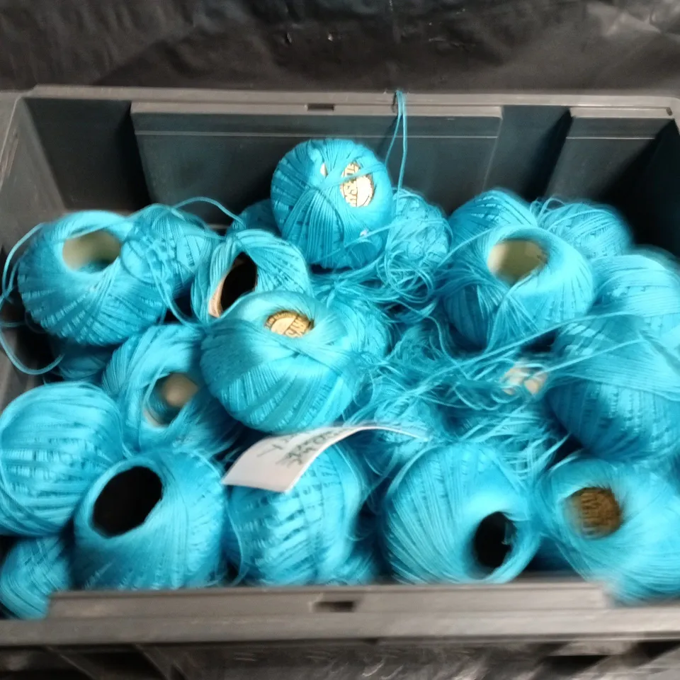 TOTE OF LARGE QUANTITY OF YARNS IN BLUE 