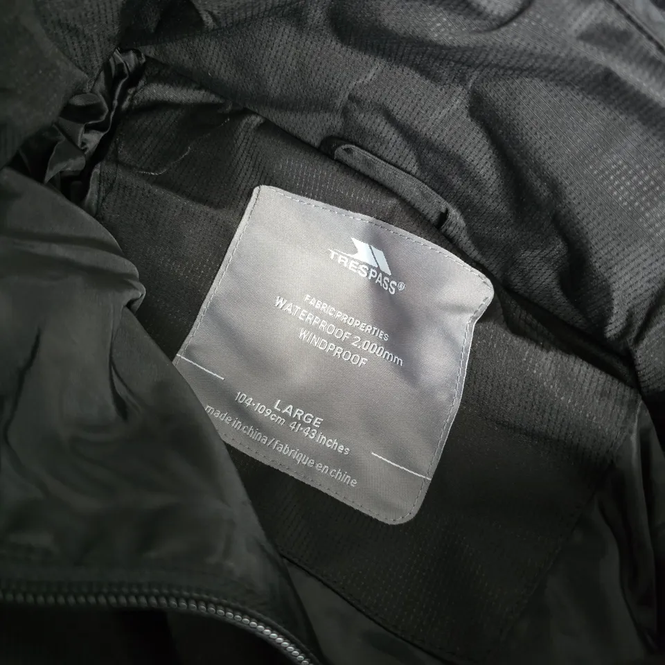 TRESPASS FARSLEY 20-MD MALE PADDED JACKET IN BLACK - LARGE