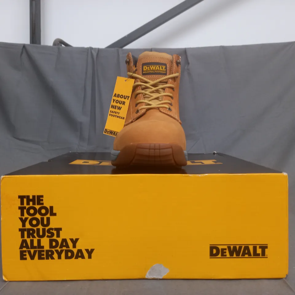 BOXED PAIR OF DEWALT SAFETY BOOTS IN TAN SIZE UK 9