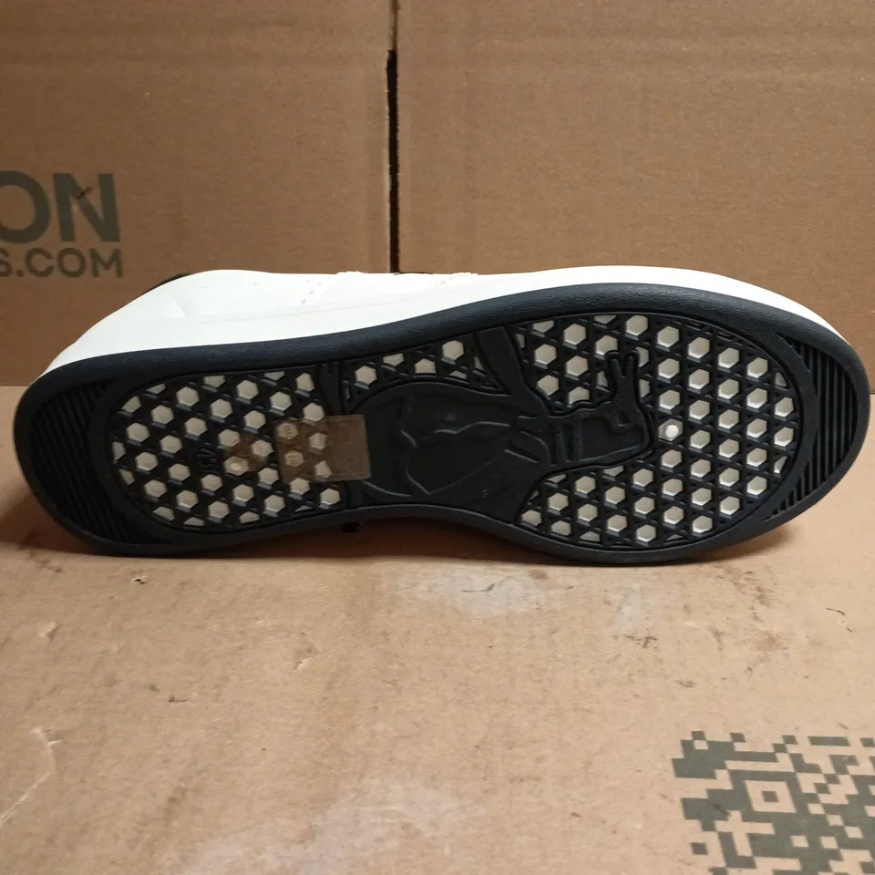 ORIGINAL PENGUIN TRAINERS WHITE SIZE 9