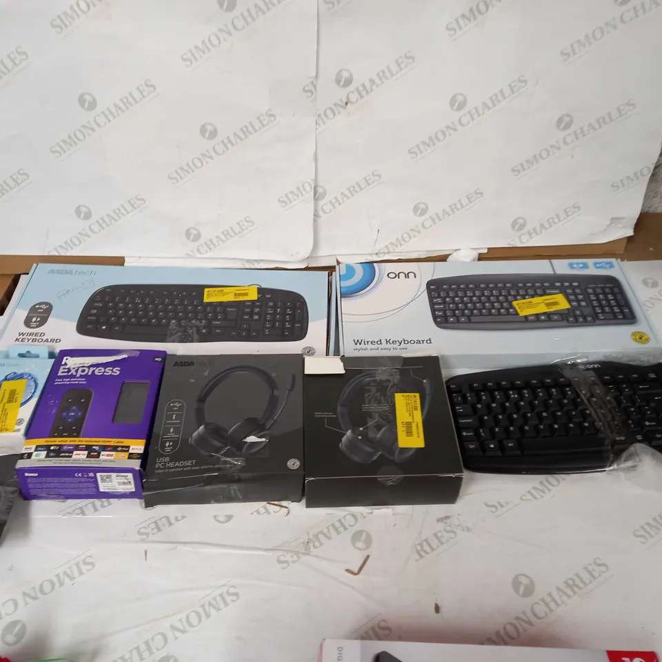 LOT OF APPROXIMATELY 5 ASSORTED ELECTRICAL ITEMS TO INCLUDE ASDATECH WIRED KEYBOARD, USB PC HEADSET, AND WIRELESS CHARGING PAD ETC. 