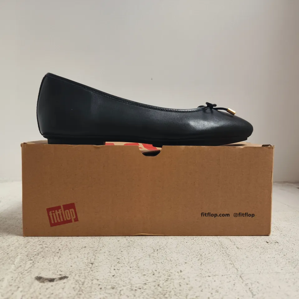 BOXED PAIR OF FITFLOP DELICATO BOW SOFT LEATHER BALLET FLATS IN BLACK SIZE UK 4.5