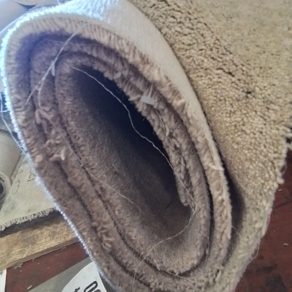 ROLL OF QUALITY LINGDALE ELITE RYELSTONE CARPET// APPROX SIZE: 4 X1.77M
